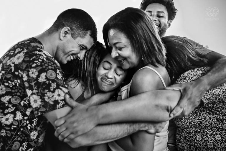 Fotografia documental de familia com foco emotivo e conexão de amor detalhes de familia maes pais bebe avós com relação de amor e arte pela fotografa pramiada nayara andrade fotografia de santos litoral de sao paulo