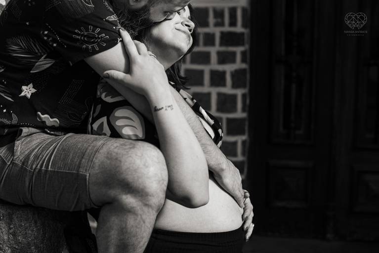 Ensaio fotografico gestante fotos em estudio e em casa pela fotografa premiada nayara andrade de santos litoral de sao paulo fotos com arte criatividade e naturais com amor e emoçao foto para gravidas pae e mae inspiracao ensaio gestante