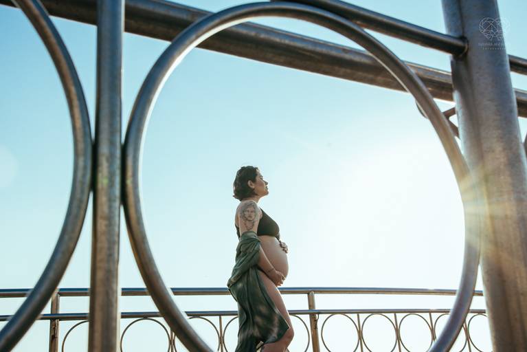 Ensaio fotografico gestante fotos em estudio e em casa pela fotografa premiada nayara andrade de santos litoral de sao paulo fotos com arte criatividade e naturais com amor e emoçao foto para gravidas pae e mae inspiracao ensaio gestante