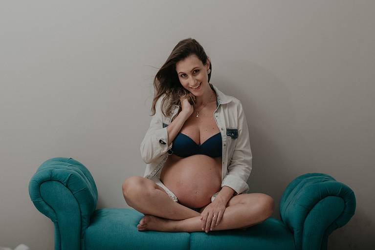 Ensaio fotografico gestante fotos em estudio e em casa pela fotografa premiada nayara andrade de santos litoral de sao paulo fotos com arte criatividade e naturais com amor e emoçao foto para gravidas pae e mae inspiracao ensaio gestante