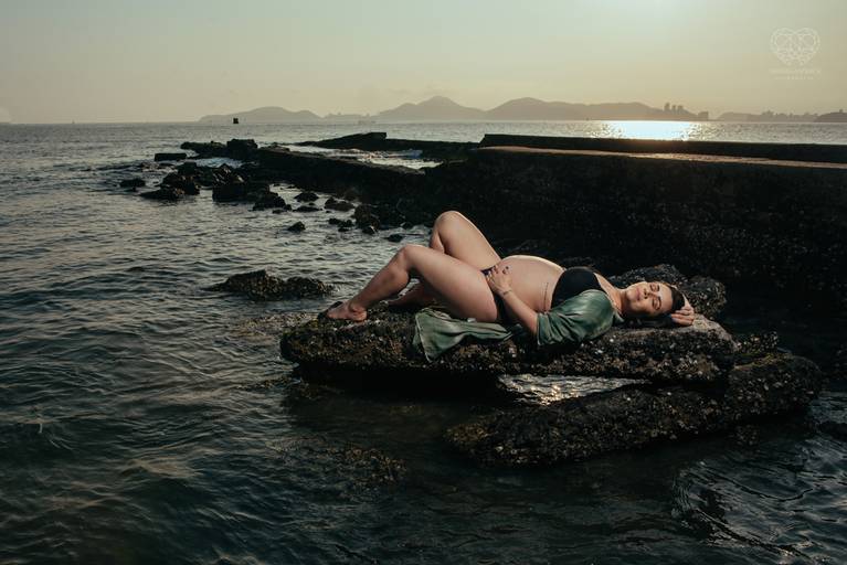 Ensaio fotografico gestante fotos em estudio e em casa pela fotografa premiada nayara andrade de santos litoral de sao paulo fotos com arte criatividade e naturais com amor e emoçao foto para gravidas pae e mae inspiracao ensaio gestante