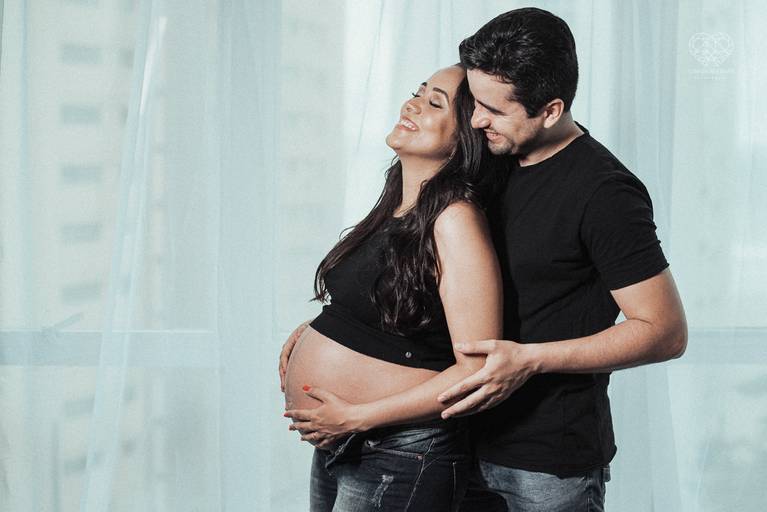 Ensaio fotografico gestante fotos em estudio e em casa pela fotografa premiada nayara andrade de santos litoral de sao paulo fotos com arte criatividade e naturais com amor e emoçao foto para gravidas pae e mae inspiracao ensaio gestante
