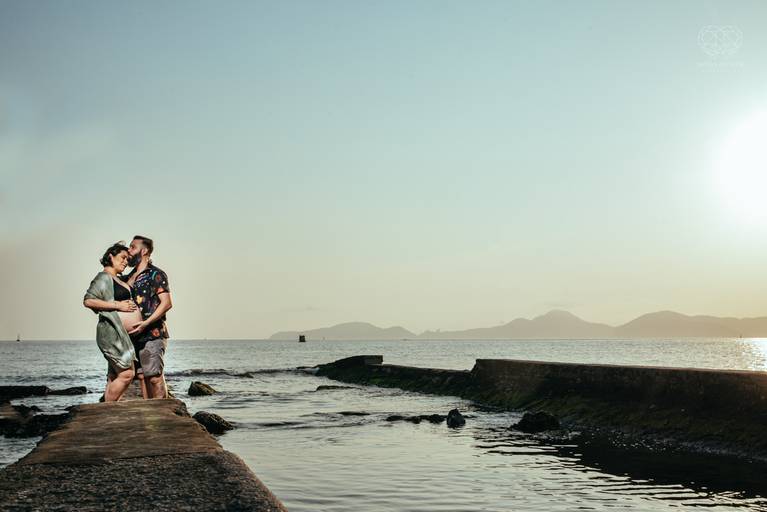 Ensaio fotografico gestante fotos em estudio e em casa pela fotografa premiada nayara andrade de santos litoral de sao paulo fotos com arte criatividade e naturais com amor e emoçao foto para gravidas pae e mae inspiracao ensaio gestante