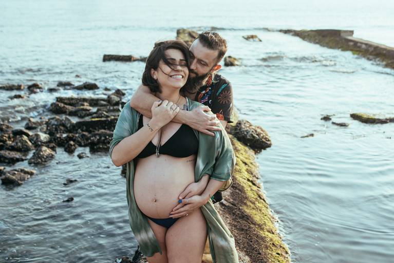 Ensaio fotografico gestante fotos em estudio e em casa pela fotografa premiada nayara andrade de santos litoral de sao paulo fotos com arte criatividade e naturais com amor e emoçao foto para gravidas pae e mae inspiracao ensaio gestante