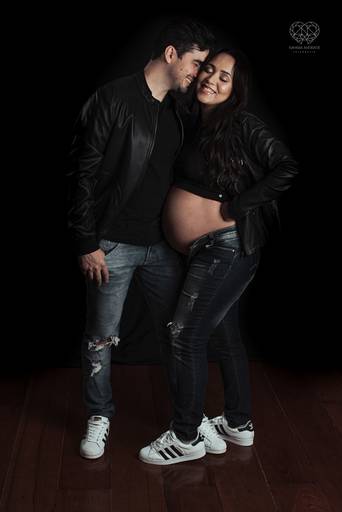 Ensaio fotografico gestante fotos em estudio e em casa pela fotografa premiada nayara andrade de santos litoral de sao paulo fotos com arte criatividade e naturais com amor e emoçao foto para gravidas pae e mae inspiracao ensaio gestante
