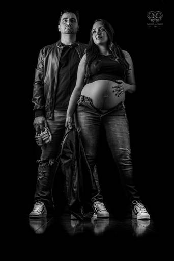 Ensaio fotografico gestante fotos em estudio e em casa pela fotografa premiada nayara andrade de santos litoral de sao paulo fotos com arte criatividade e naturais com amor e emoçao foto para gravidas pae e mae inspiracao ensaio gestante
