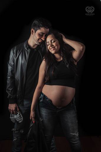 Ensaio fotografico gestante fotos em estudio e em casa pela fotografa premiada nayara andrade de santos litoral de sao paulo fotos com arte criatividade e naturais com amor e emoçao foto para gravidas pae e mae inspiracao ensaio gestante