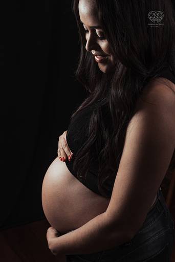 Ensaio fotografico gestante fotos em estudio e em casa pela fotografa premiada nayara andrade de santos litoral de sao paulo fotos com arte criatividade e naturais com amor e emoçao foto para gravidas pae e mae inspiracao ensaio gestante