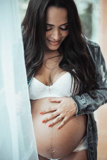 Ensaio fotografico gestante fotos em estudio e em casa pela fotografa premiada nayara andrade de santos litoral de sao paulo fotos com arte criatividade e naturais com amor e emoçao foto para gravidas pae e mae inspiracao ensaio gestante