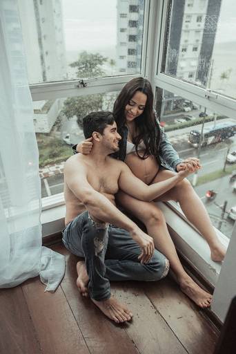 Ensaio fotografico gestante fotos em estudio e em casa pela fotografa premiada nayara andrade de santos litoral de sao paulo fotos com arte criatividade e naturais com amor e emoçao foto para gravidas pae e mae inspiracao ensaio gestante