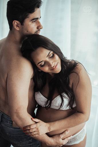 Ensaio fotografico gestante fotos em estudio e em casa pela fotografa premiada nayara andrade de santos litoral de sao paulo fotos com arte criatividade e naturais com amor e emoçao foto para gravidas pae e mae inspiracao ensaio gestante