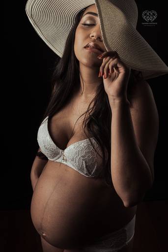 Ensaio fotografico gestante fotos em estudio e em casa pela fotografa premiada nayara andrade de santos litoral de sao paulo fotos com arte criatividade e naturais com amor e emoçao foto para gravidas pae e mae inspiracao ensaio gestante