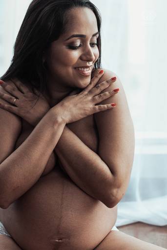 Ensaio fotografico gestante fotos em estudio e em casa pela fotografa premiada nayara andrade de santos litoral de sao paulo fotos com arte criatividade e naturais com amor e emoçao foto para gravidas pae e mae inspiracao ensaio gestante