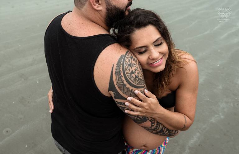 Ensaio fotografico gestante fotos em estudio e em casa pela fotografa premiada nayara andrade de santos litoral de sao paulo fotos com arte criatividade e naturais com amor e emoçao foto para gravidas pae e mae inspiracao ensaio gestante
