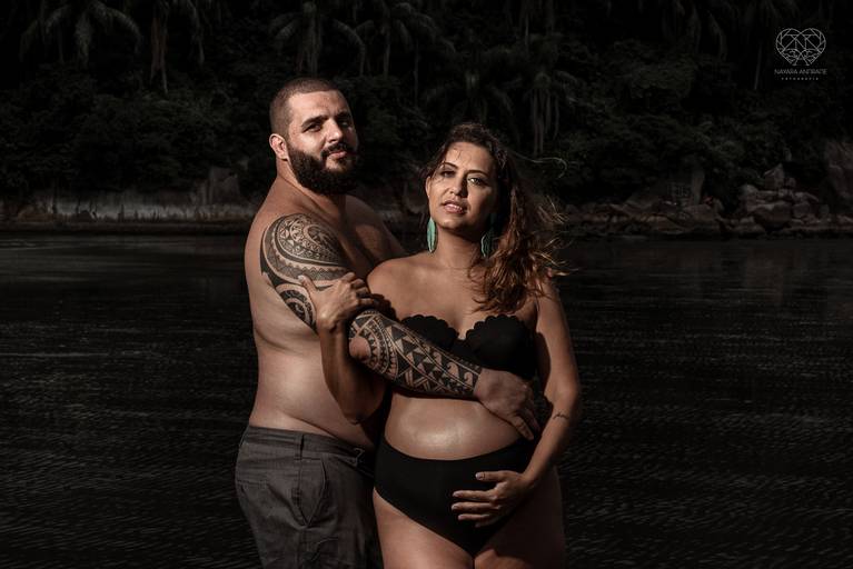 Ensaio fotografico gestante fotos em estudio e em casa pela fotografa premiada nayara andrade de santos litoral de sao paulo fotos com arte criatividade e naturais com amor e emoçao foto para gravidas pae e mae inspiracao ensaio gestante