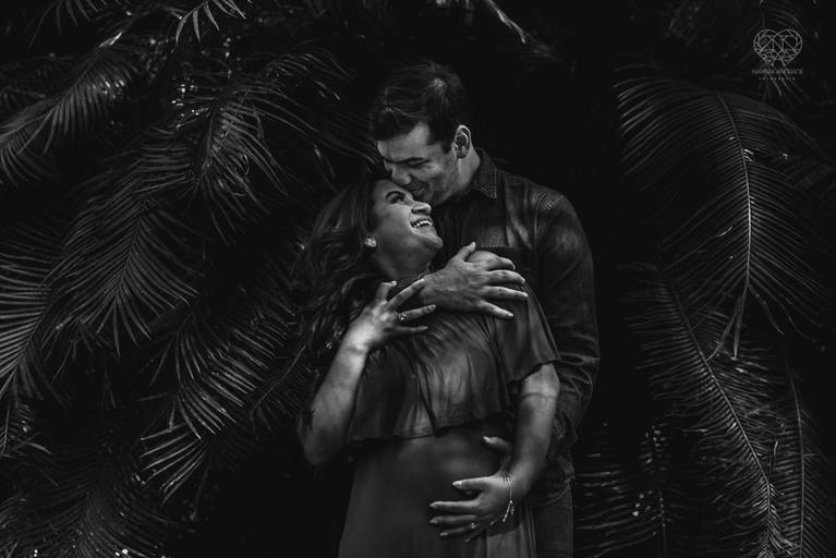 Ensaio fotografico gestante fotos em estudio e em casa pela fotografa premiada nayara andrade de santos litoral de sao paulo fotos com arte criatividade e naturais com amor e emoçao foto para gravidas pae e mae inspiracao ensaio gestante