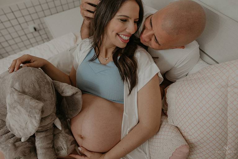 Ensaio fotografico gestante fotos em estudio e em casa pela fotografa premiada nayara andrade de santos litoral de sao paulo fotos com arte criatividade e naturais com amor e emoçao foto para gravidas pae e mae inspiracao ensaio gestante