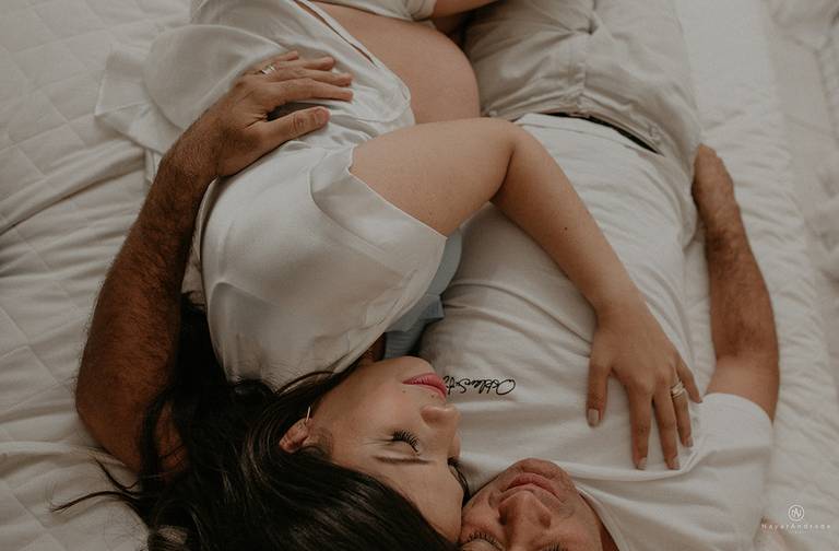 Ensaio fotografico gestante fotos em estudio e em casa pela fotografa premiada nayara andrade de santos litoral de sao paulo fotos com arte criatividade e naturais com amor e emoçao foto para gravidas pae e mae inspiracao ensaio gestante