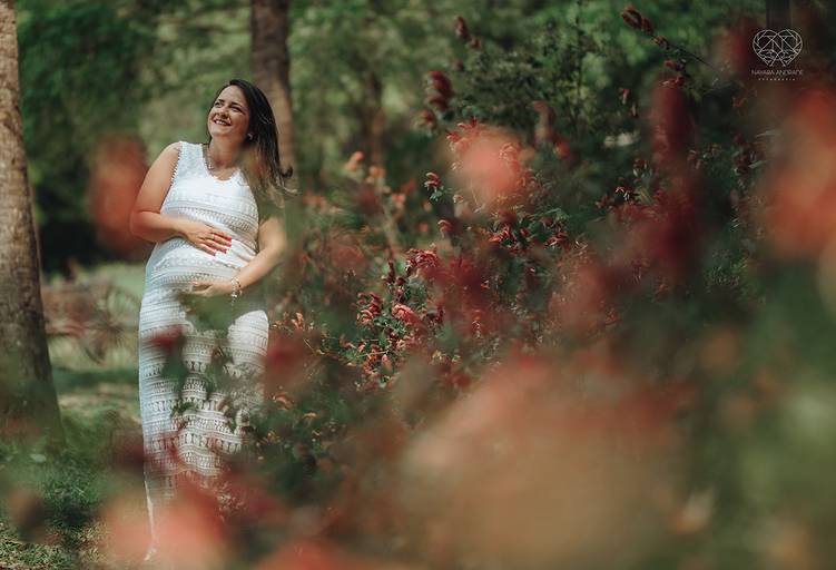 Ensaio fotografico gestante fotos em estudio e em casa pela fotografa premiada nayara andrade de santos litoral de sao paulo fotos com arte criatividade e naturais com amor e emoçao foto para gravidas pae e mae inspiracao ensaio gestante