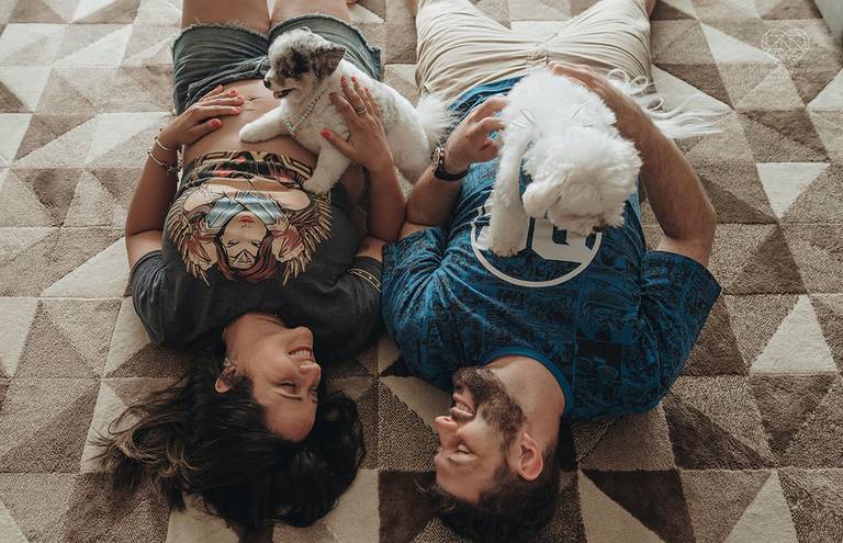 Ensaio fotografico gestante fotos em estudio e em casa pela fotografa premiada nayara andrade de santos litoral de sao paulo fotos com arte criatividade e naturais com amor e emoçao foto para gravidas pae e mae inspiracao ensaio gestante