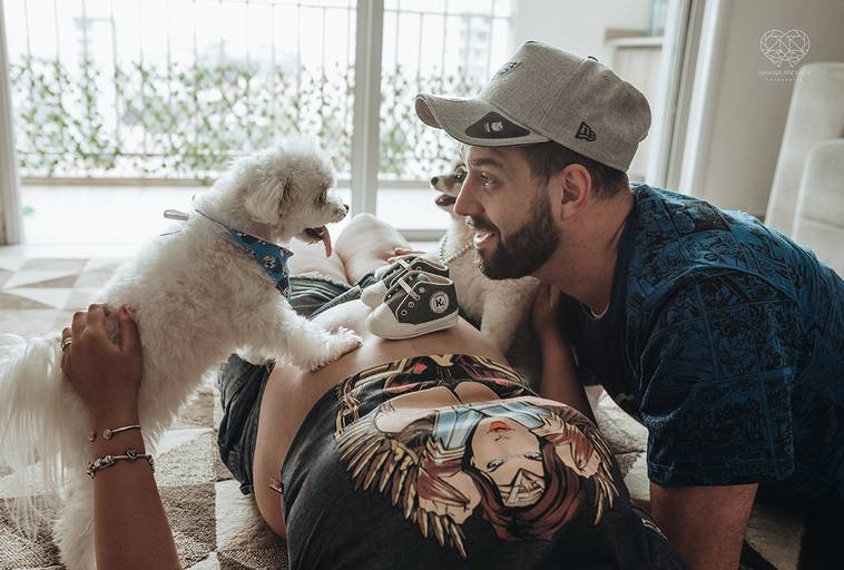 Ensaio fotografico gestante fotos em estudio e em casa pela fotografa premiada nayara andrade de santos litoral de sao paulo fotos com arte criatividade e naturais com amor e emoçao foto para gravidas pae e mae inspiracao ensaio gestante