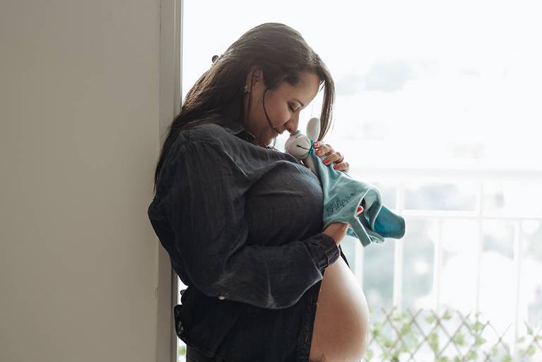 Ensaio fotografico gestante fotos em estudio e em casa pela fotografa premiada nayara andrade de santos litoral de sao paulo fotos com arte criatividade e naturais com amor e emoçao foto para gravidas pae e mae inspiracao ensaio gestante