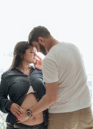 Ensaio fotografico gestante fotos em estudio e em casa pela fotografa premiada nayara andrade de santos litoral de sao paulo fotos com arte criatividade e naturais com amor e emoçao foto para gravidas pae e mae inspiracao ensaio gestante
