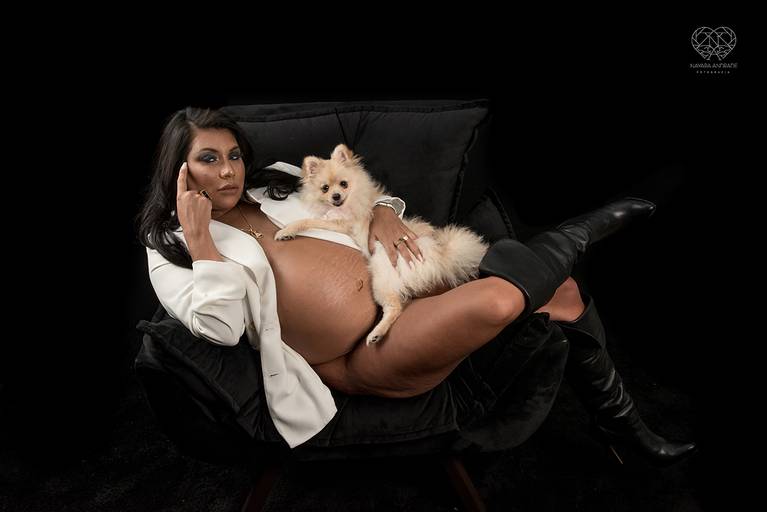 Ensaio fotografico gestante fotos em estudio e em casa pela fotografa premiada nayara andrade de santos litoral de sao paulo fotos com arte criatividade e naturais com amor e emoçao foto para gravidas pae e mae inspiracao ensaio gestante