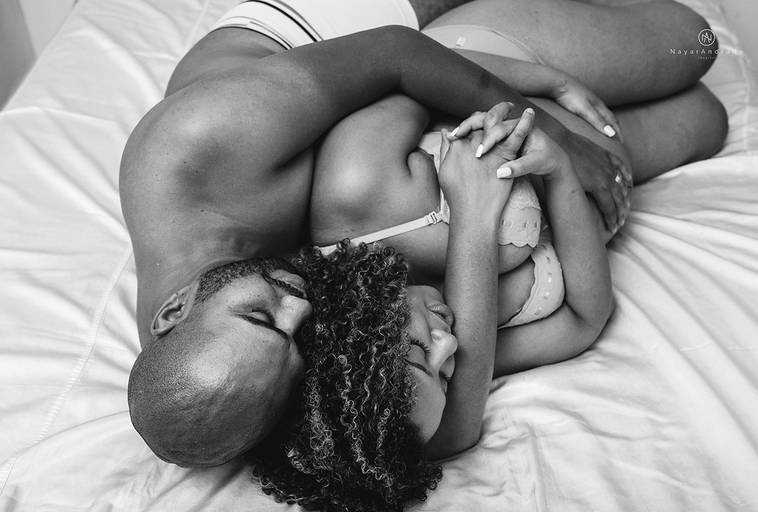 Ensaio fotografico gestante fotos em estudio e em casa pela fotografa premiada nayara andrade de santos litoral de sao paulo fotos com arte criatividade e naturais com amor e emoçao foto para gravidas pae e mae inspiracao ensaio gestante