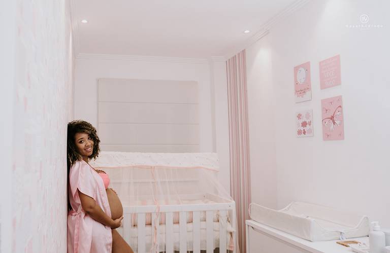 Ensaio fotografico gestante fotos em estudio e em casa pela fotografa premiada nayara andrade de santos litoral de sao paulo fotos com arte criatividade e naturais com amor e emoçao foto para gravidas pae e mae inspiracao ensaio gestante