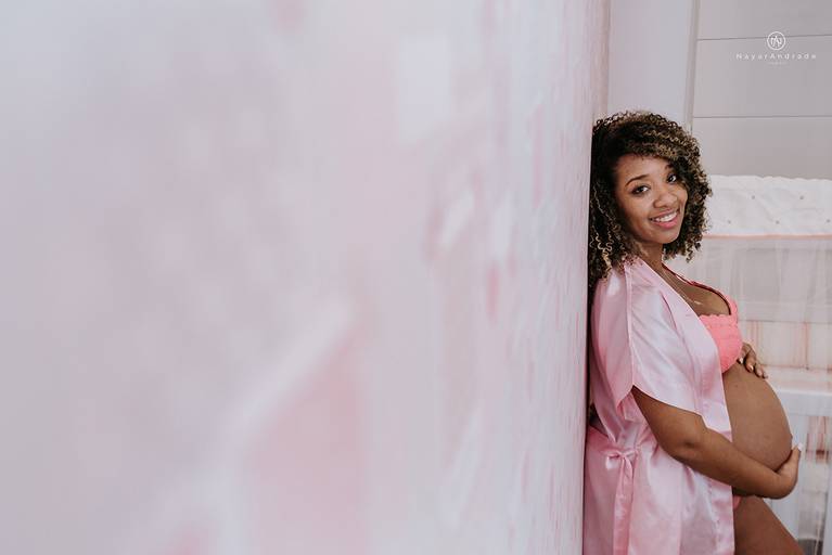 Ensaio fotografico gestante fotos em estudio e em casa pela fotografa premiada nayara andrade de santos litoral de sao paulo fotos com arte criatividade e naturais com amor e emoçao foto para gravidas pae e mae inspiracao ensaio gestante