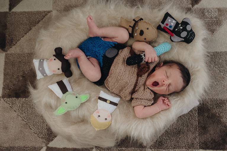 Fotografia de recem nascido new born em santos litoral de sao paulo com a fotografa nayara andrade premiada no oscar da fotografia como documental de familia fotos de familia com arte luz e sensibilidade 