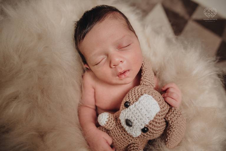 Fotografia de recem nascido new born em santos litoral de sao paulo com a fotografa nayara andrade premiada no oscar da fotografia como documental de familia fotos de familia com arte luz e sensibilidade 