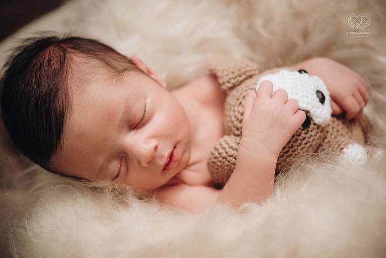 Fotografia de recem nascido new born em santos litoral de sao paulo com a fotografa nayara andrade premiada no oscar da fotografia como documental de familia fotos de familia com arte luz e sensibilidade 
