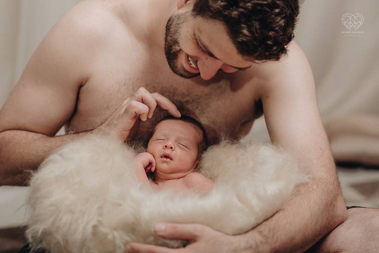Fotografia de recem nascido new born em santos litoral de sao paulo com a fotografa nayara andrade premiada no oscar da fotografia como documental de familia fotos de familia com arte luz e sensibilidade 