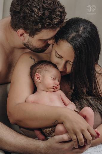 Fotografia de recem nascido new born em santos litoral de sao paulo com a fotografa nayara andrade premiada no oscar da fotografia como documental de familia fotos de familia com arte luz e sensibilidade 