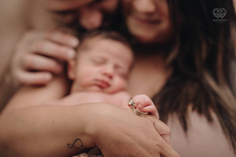 Fotografia de recem nascido new born em santos litoral de sao paulo com a fotografa nayara andrade premiada no oscar da fotografia como documental de familia fotos de familia com arte luz e sensibilidade 