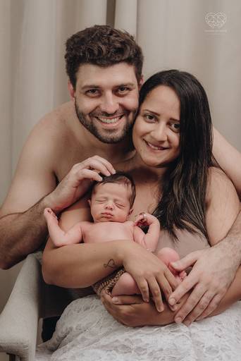 Fotografia de recem nascido new born em santos litoral de sao paulo com a fotografa nayara andrade premiada no oscar da fotografia como documental de familia fotos de familia com arte luz e sensibilidade 