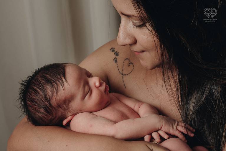 Fotografia de recem nascido new born em santos litoral de sao paulo com a fotografa nayara andrade premiada no oscar da fotografia como documental de familia fotos de familia com arte luz e sensibilidade 