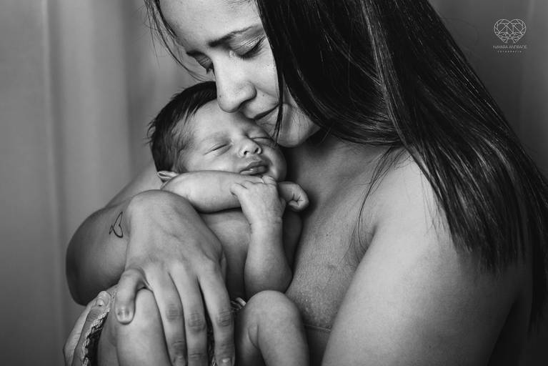 Fotografia de recem nascido new born em santos litoral de sao paulo com a fotografa nayara andrade premiada no oscar da fotografia como documental de familia fotos de familia com arte luz e sensibilidade 