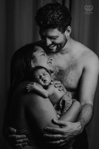 Fotografia de recem nascido new born em santos litoral de sao paulo com a fotografa nayara andrade premiada no oscar da fotografia como documental de familia fotos de familia com arte luz e sensibilidade 