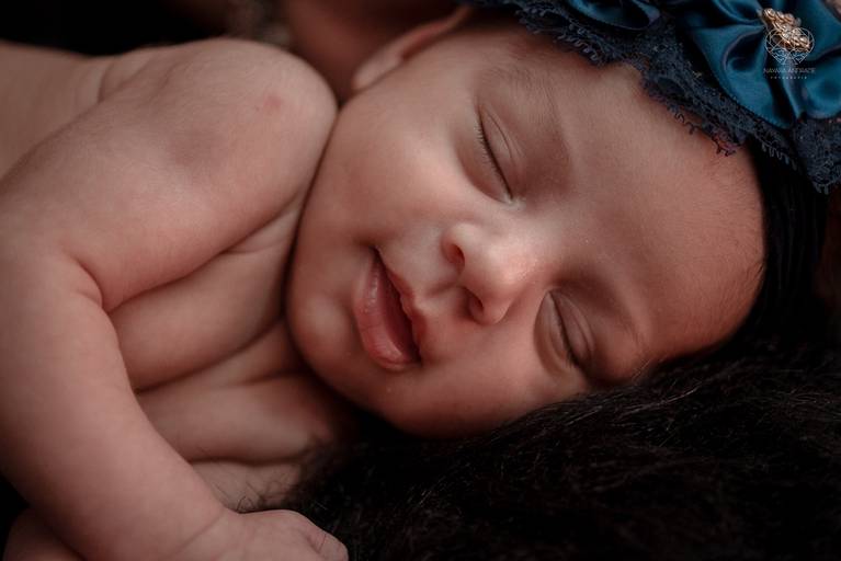 Fotografia de recem nascido new born em santos litoral de sao paulo com a fotografa nayara andrade premiada no oscar da fotografia como documental de familia fotos de familia com arte luz e sensibilidade 