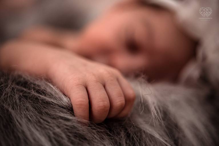 Fotografia de recem nascido new born em santos litoral de sao paulo com a fotografa nayara andrade premiada no oscar da fotografia como documental de familia fotos de familia com arte luz e sensibilidade 