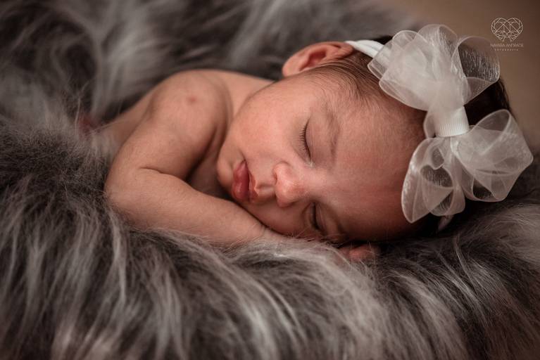 Fotografia de recem nascido new born em santos litoral de sao paulo com a fotografa nayara andrade premiada no oscar da fotografia como documental de familia fotos de familia com arte luz e sensibilidade 