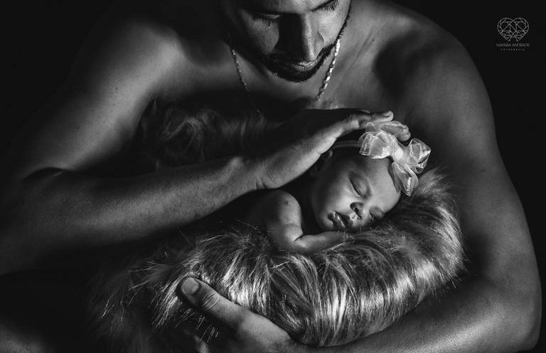 Fotografia de recem nascido new born em santos litoral de sao paulo com a fotografa nayara andrade premiada no oscar da fotografia como documental de familia fotos de familia com arte luz e sensibilidade 