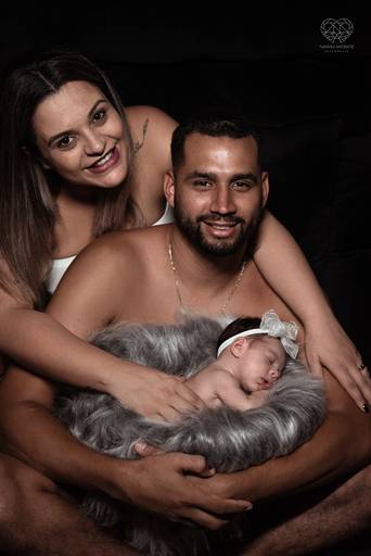 Fotografia de recem nascido new born em santos litoral de sao paulo com a fotografa nayara andrade premiada no oscar da fotografia como documental de familia fotos de familia com arte luz e sensibilidade 