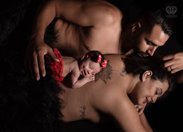 Fotografia de recem nascido new born em santos litoral de sao paulo com a fotografa nayara andrade premiada no oscar da fotografia como documental de familia fotos de familia com arte luz e sensibilidade 