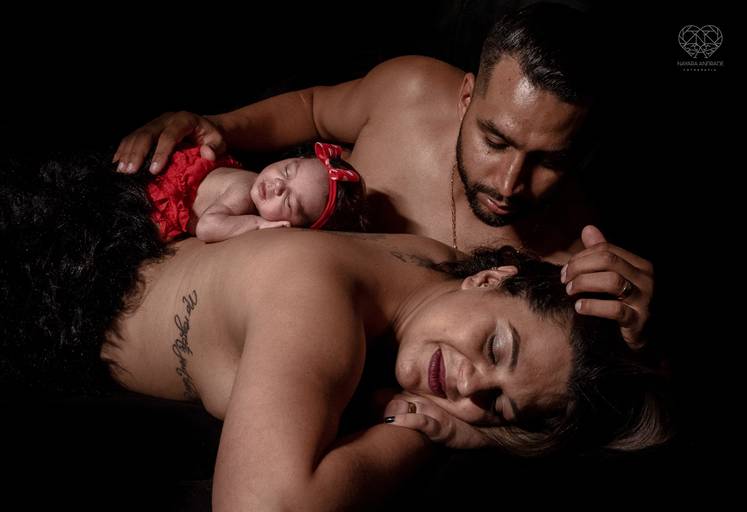 Fotografia de recem nascido new born em santos litoral de sao paulo com a fotografa nayara andrade premiada no oscar da fotografia como documental de familia fotos de familia com arte luz e sensibilidade 