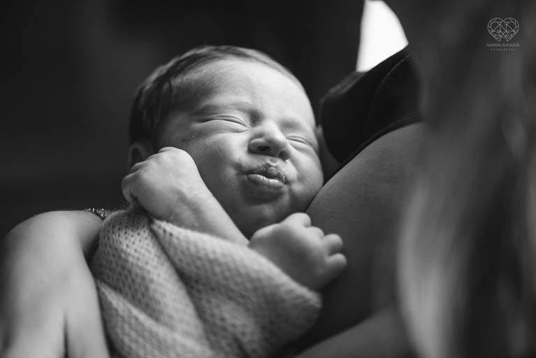 Fotografia de recem nascido new born em santos litoral de sao paulo com a fotografa nayara andrade premiada no oscar da fotografia como documental de familia fotos de familia com arte luz e sensibilidade 