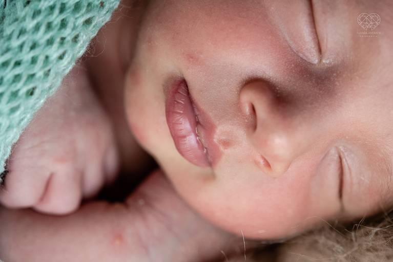 Fotografia de recem nascido new born em santos litoral de sao paulo com a fotografa nayara andrade premiada no oscar da fotografia como documental de familia fotos de familia com arte luz e sensibilidade 